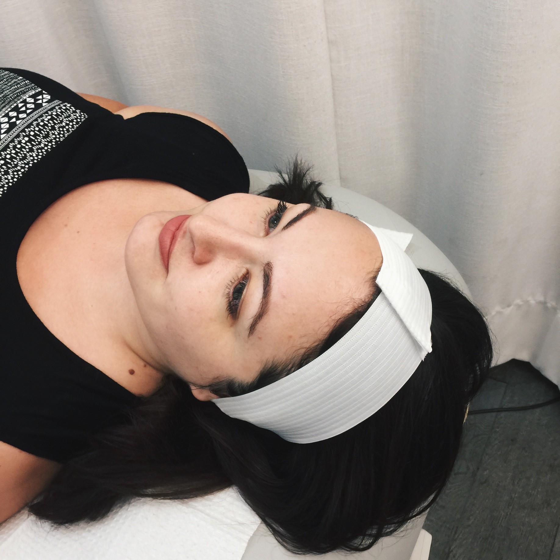 Men and women are flocking to Skin Laundry locations to get super quick, deep-cleaning laser and light facials. These facials help with various skin issues.