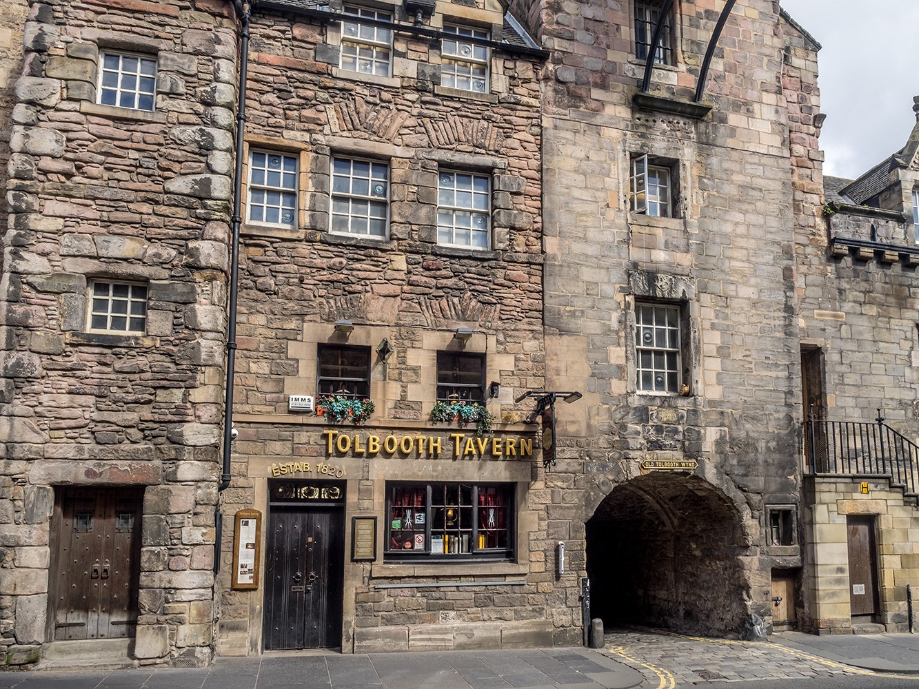Tolbooth Tavern - Best places to take Instagram photos in Edinburgh Scotland by travel blogger My Beauty Bunny - Best Photo Spots in Edinburgh that are Instagram Friendly featured by popular Los Angeles travel blogger, My Beauty Bunny